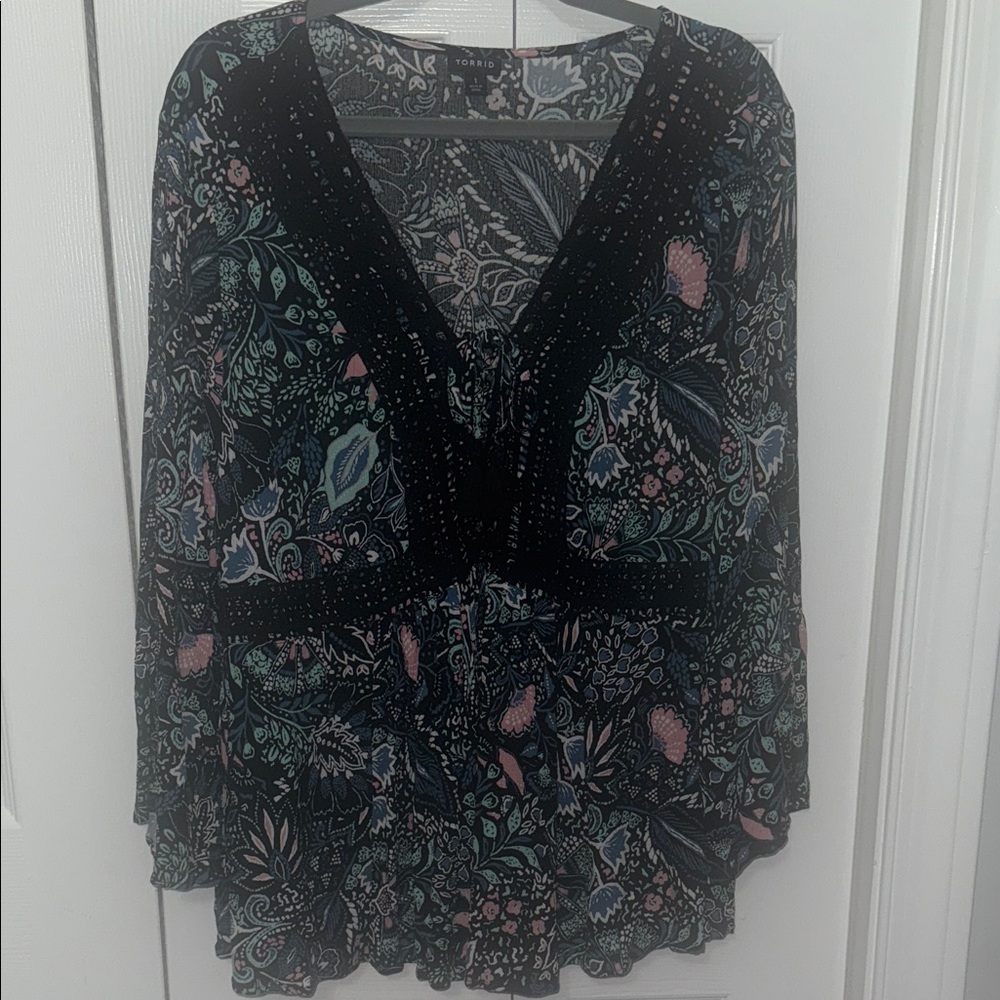 Torrid Floral Lace Trim V Neck Top SZ 1